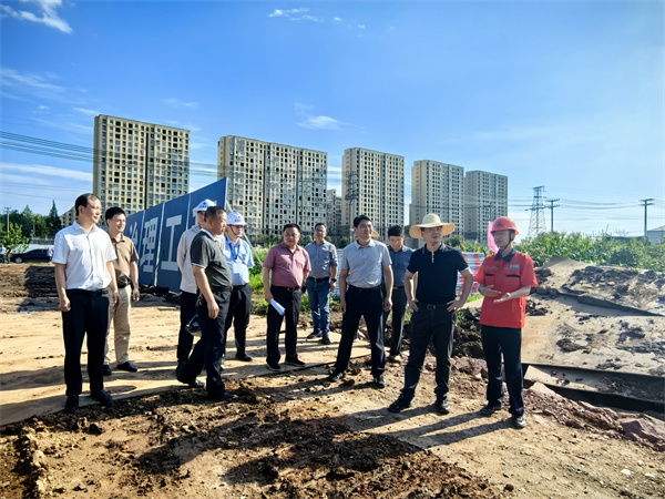 6月12日，洪董陪同王县长调研新安江防洪治理工程。.jpg