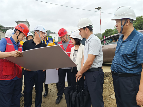 9月19日，江市长调研歙县段防洪治理项目。.jpg