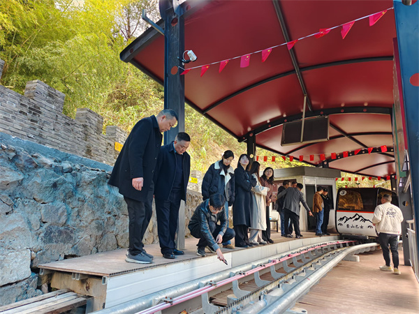 12月9日，县人大郑向阳主任，洪董率队赴象山考察轨道爬山车项目.jpg