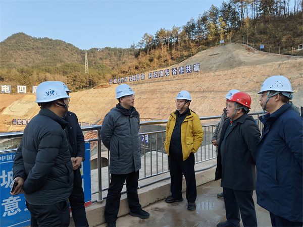 1月19日下午，县政府县长实地调研新安江流域防洪治理工程项目进展情况，副县长程伟，县政府办、县水利局、县应急局、县住建局、县城管局、徽投集团、徽城镇、桂林镇有关负责同志随同参加1。.jpg