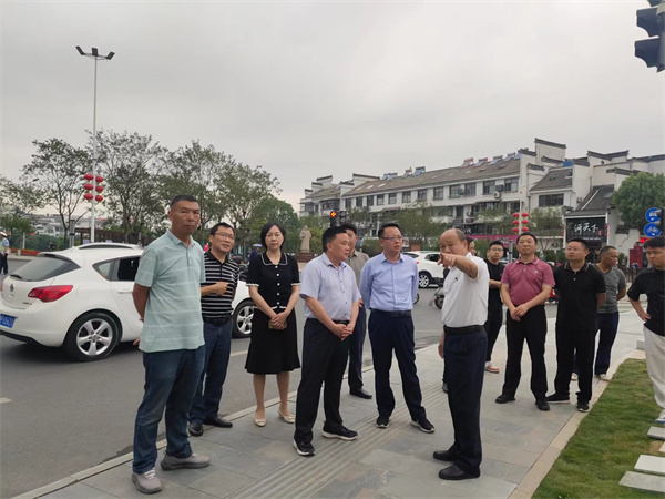 6月5日，洪董陪同汪凯书记一行调研古城公园提升改造项目.jpg