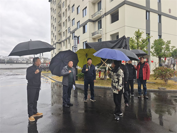 2月20日，洪董陪同詹凯县长一行调研七川安置区.jpg