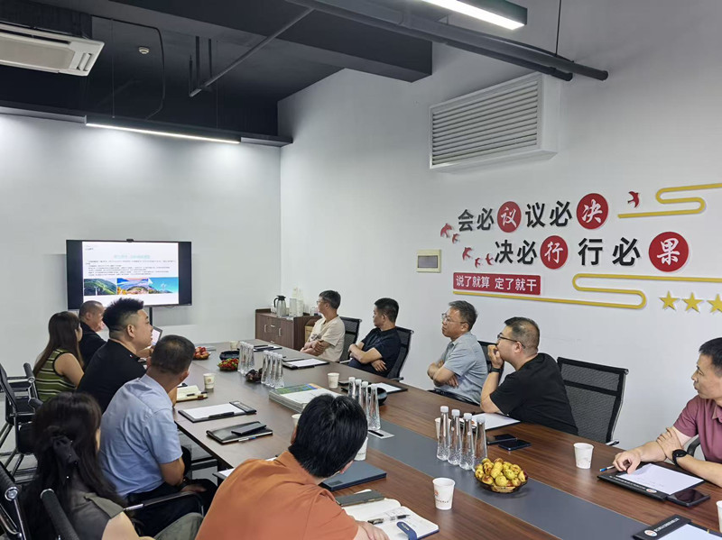 7月22日，鲍董带队考察浙江辉弘文旅集团工厂，听取石潭景区体验性项目设计方案，就文旅项目打造成果与运营模式进行交流座谈。霞坑镇、资规局、林业局、文旅体局相关领导参加考察。_副本.jpg