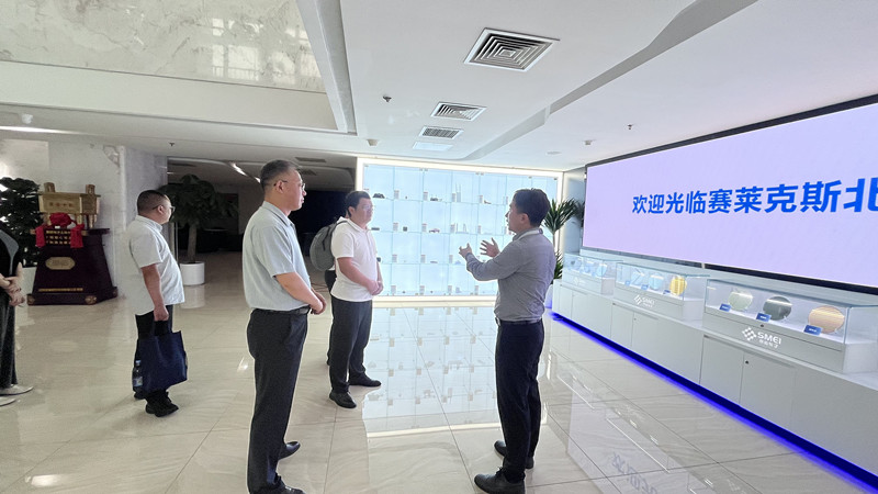 8月12日，鲍董带队赴北京赛微电子聚能创芯厂区考察，实地参观企业晶圆制造量产生产线，围绕企业产能布局、技术路线、扩产计划以及项目合作事宜座谈交流。县开发区管委会副主任黄中、开投集团等相关人员参加考察座谈2_副本.jpg