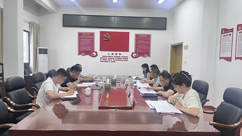 8月18日下午，常务副县长吴亮带队赴集团调研新安江航道、重点项目建设、固定资产投资、国有资产运营等工作，集团潘总、余总及相关部门参加座谈。_副本.jpg