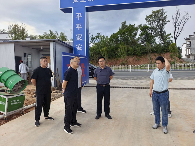 8月20日，常务副县长吴亮带队调研中医院项目，集团余总陪同_副本.jpg